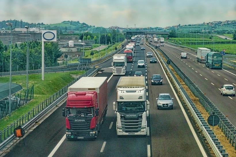 Zdjęcie przedstawia pojazdy na autostradzie.