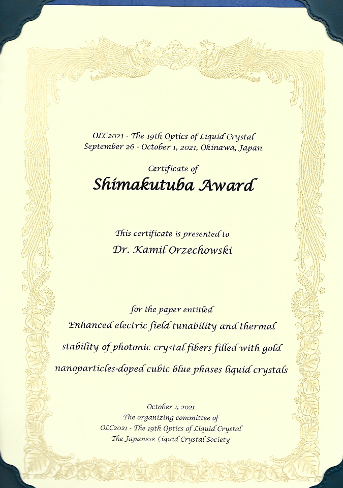 Dyplom przyznany na konferencji OLC 2021 za plakat zatytułowany "Enhanced electric field tunability and thermal stability of photonic crystal fibers filled with gold nanoparticles-doped cubic blue phases liquid crystals".