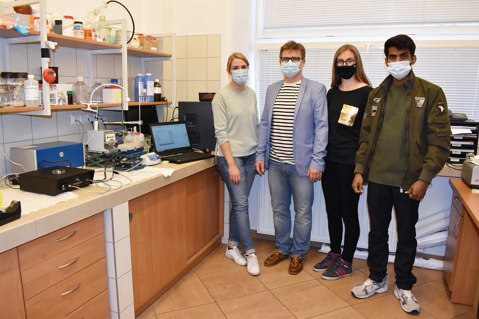 Na zdjęciu od lewej: Sara Larsson (firma Insplorion AB), dr hab. inż. prof. uczelni Tomasz Kobiela (kierownik grupy LBIS), mgr inż. Adrianna Piasek (doktorantka LBIS WCh PW), mgr Swamy Kasarla (doktorant LBIS WCh PW)