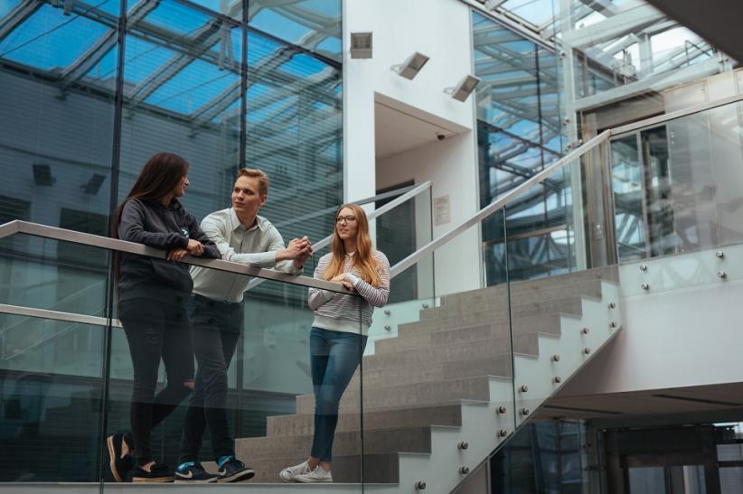 Zdjęcie przedstawia grupę studentów.