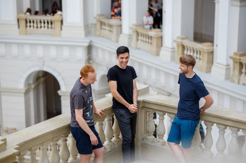 Zdjęcie przedstawia trzech mężczyzn.