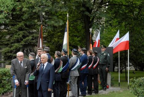 Kombatanci i poczty sztandarowe pod pomnikiem Golskiego na terenie Kampusu Głównego PW