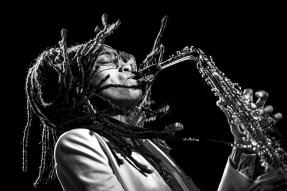 Zdjęcie przedstawia kobietę grającą na saksofonie