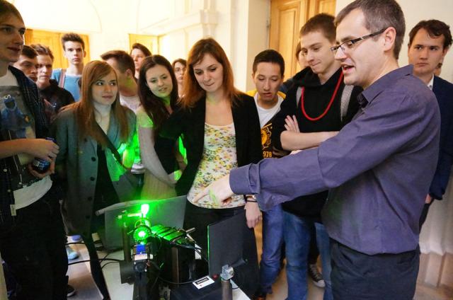 dr hab. inż. Michał Makowski prezentuje układ projekcyjny gościom wystawy Day of Photonics 2014/ fot. Wydział Fizyki PW