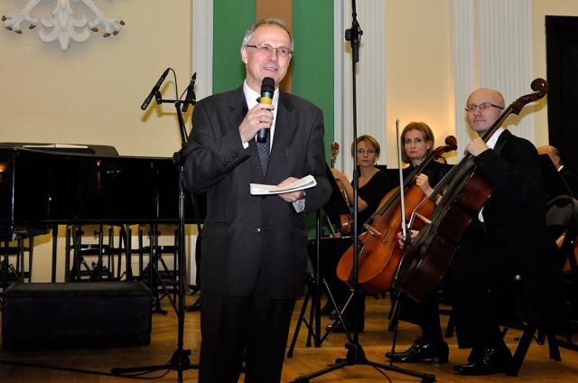Prof. Andrzej Jakubiak otwierający Koncert Polsko-Belgijski