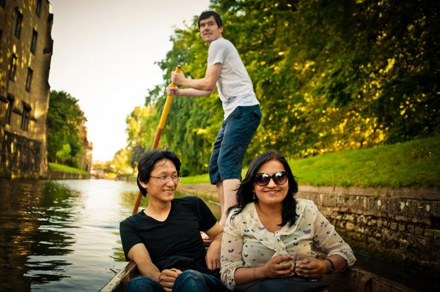 Młodzi badacze z Warszawy i Cambridge podczas wspólnego spływu rzeką Cam / fot. Satoshi Tominaka