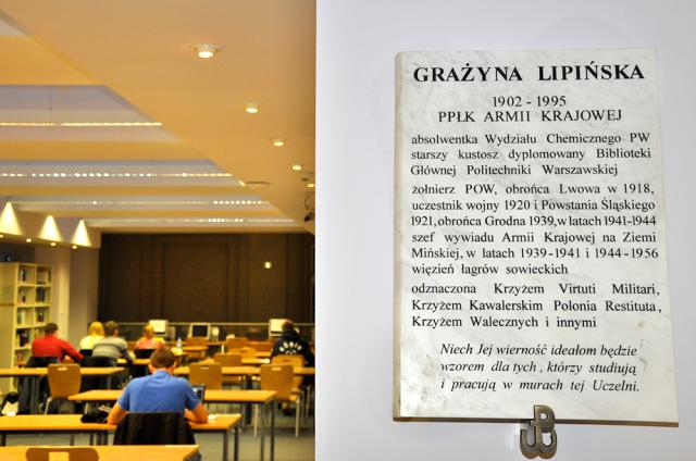 Tablica poświęcona pamięci ppłk. Grażyny Lipińskiej w Czytelni Ogólnej Biblioteki Głównej Politechniki Warszawskiej