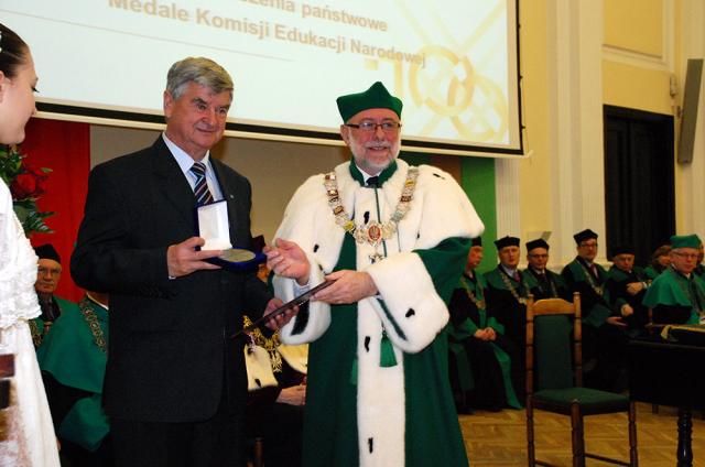 Wręczenie Medalu PW prof. Piotrowi Wolańskiemu