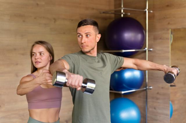 Zdjęcie przedstawia ćwiczących kobietę i mężczyznę