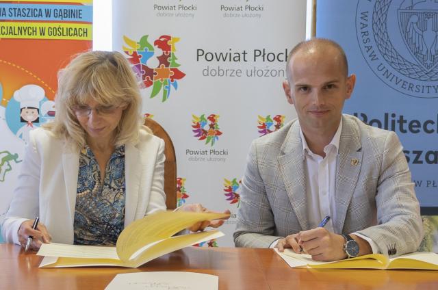 Zdjęcie przedstawia podpisanie umowy w Starostwie Powiatowym w Płocku